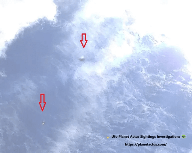 Les orbes métalliques aperçues dans le ciel de Paris, agrandies pour révéler leurs détails fascinants, capturé en rafale photographique le 1er mai 2023.