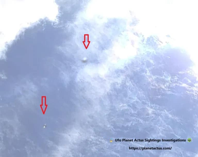 Les orbes métalliques aperçues dans le ciel de Paris, agrandies pour révéler leurs détails fascinants, capturé en rafale photographique le 1er mai 2023.